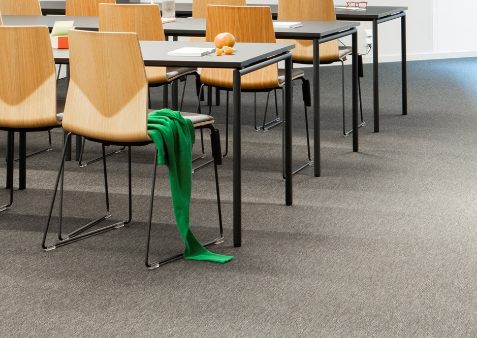 Møterommet Kristiania med stoler på rekke med TV skjerm i bakgrunnen og et grønt sjal hengende på en stol