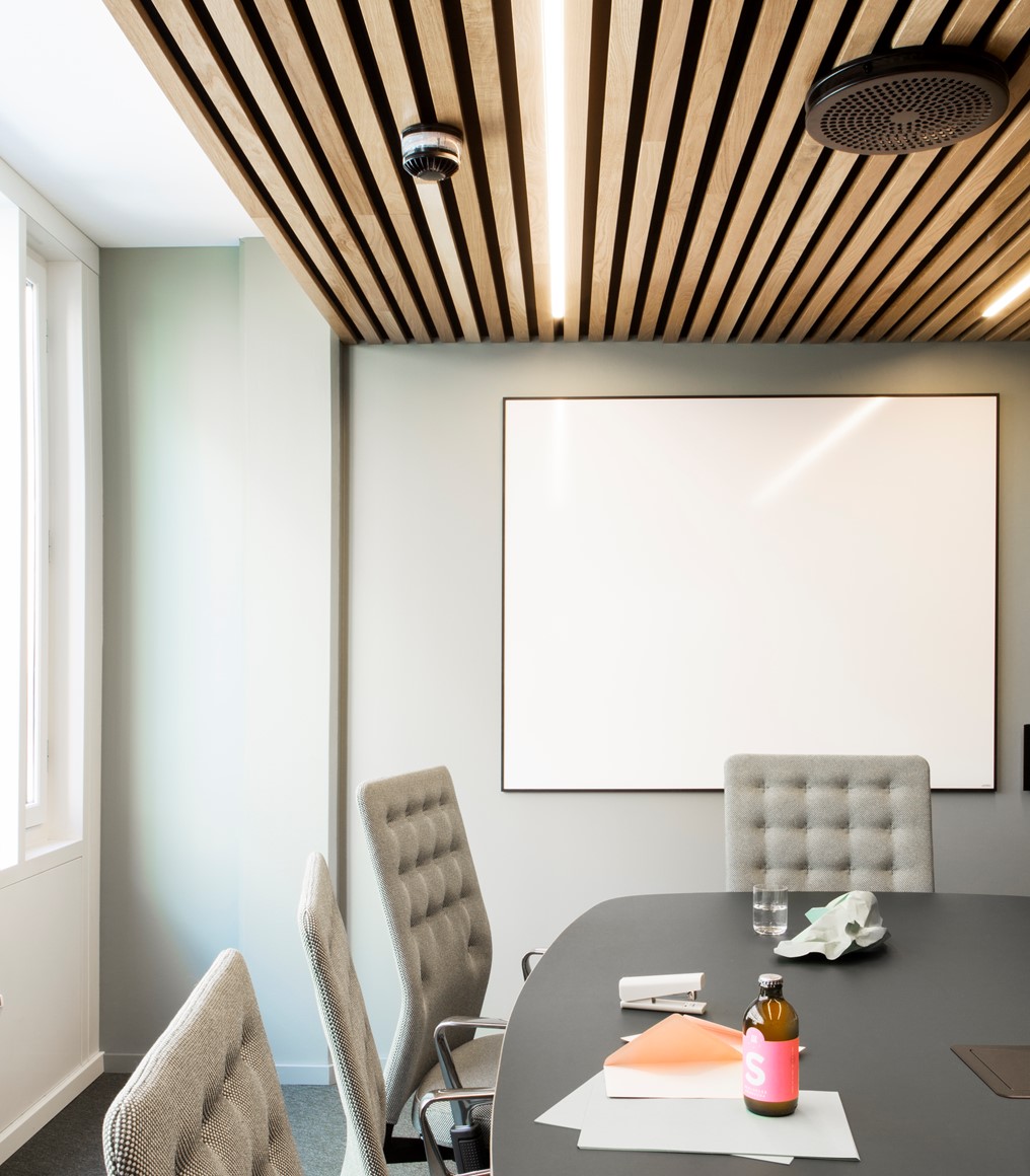 Møterommet Arbin med grå tekstilstoler og mørkegrått bord